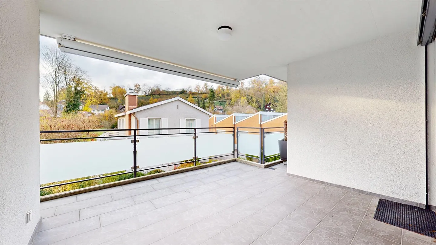 Appartement attrayant de 3,5 pièces avec balcon, ascenseur et garage souterrain dans un emplacement central à Laufen - Photo 1 sur 12