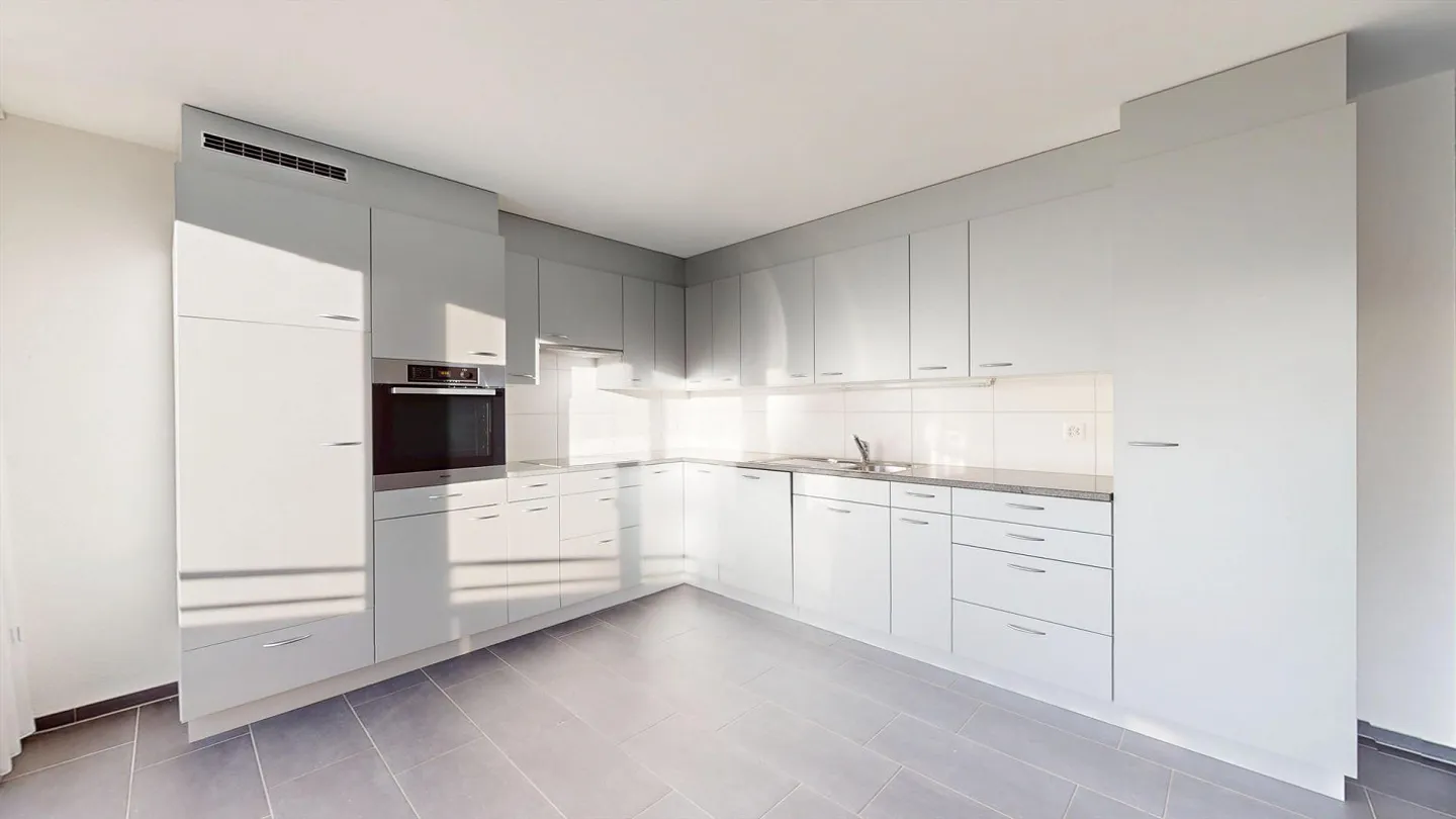 Appartement attrayant de 3,5 pièces avec balcon, ascenseur et garage souterrain dans un emplacement central à Laufen - Photo 3 sur 12