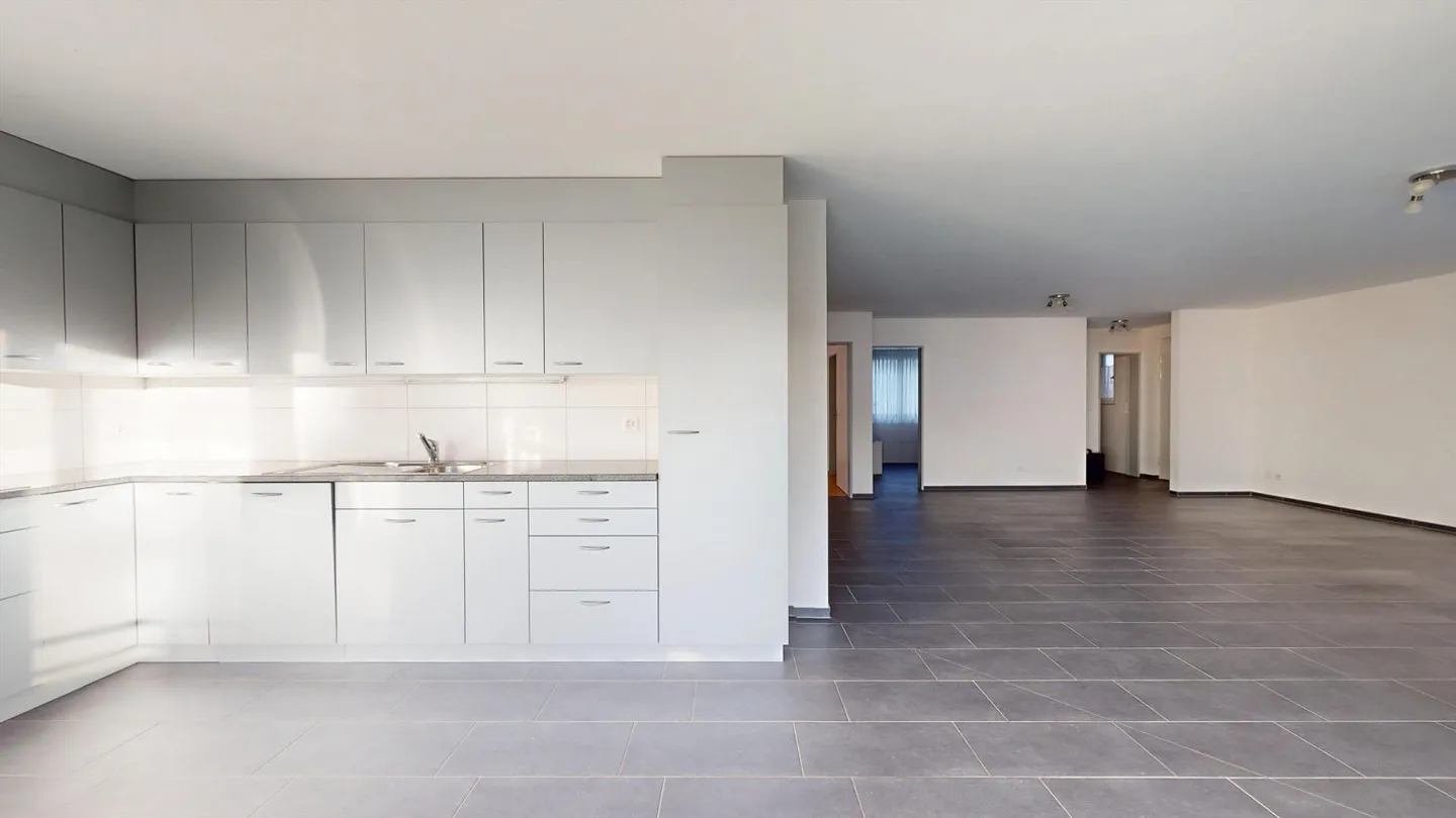 Appartement attrayant de 3,5 pièces avec balcon, ascenseur et garage souterrain dans un emplacement central à Laufen - Photo 4 sur 12