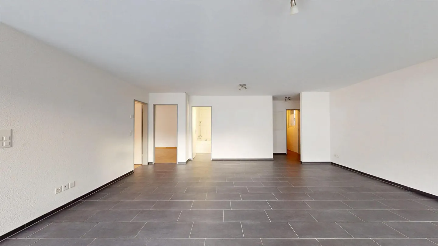 Appartement attrayant de 3,5 pièces avec balcon, ascenseur et garage souterrain dans un emplacement central à Laufen - Photo 5 sur 12