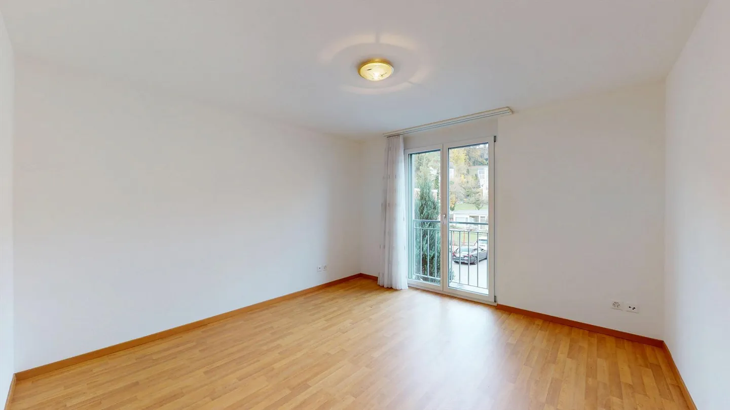 Appartement attrayant de 3,5 pièces avec balcon, ascenseur et garage souterrain dans un emplacement central à Laufen - Photo 6 sur 12