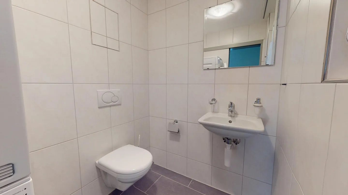 Appartement attrayant de 3,5 pièces avec balcon, ascenseur et garage souterrain dans un emplacement central à Laufen - Photo 10 sur 12
