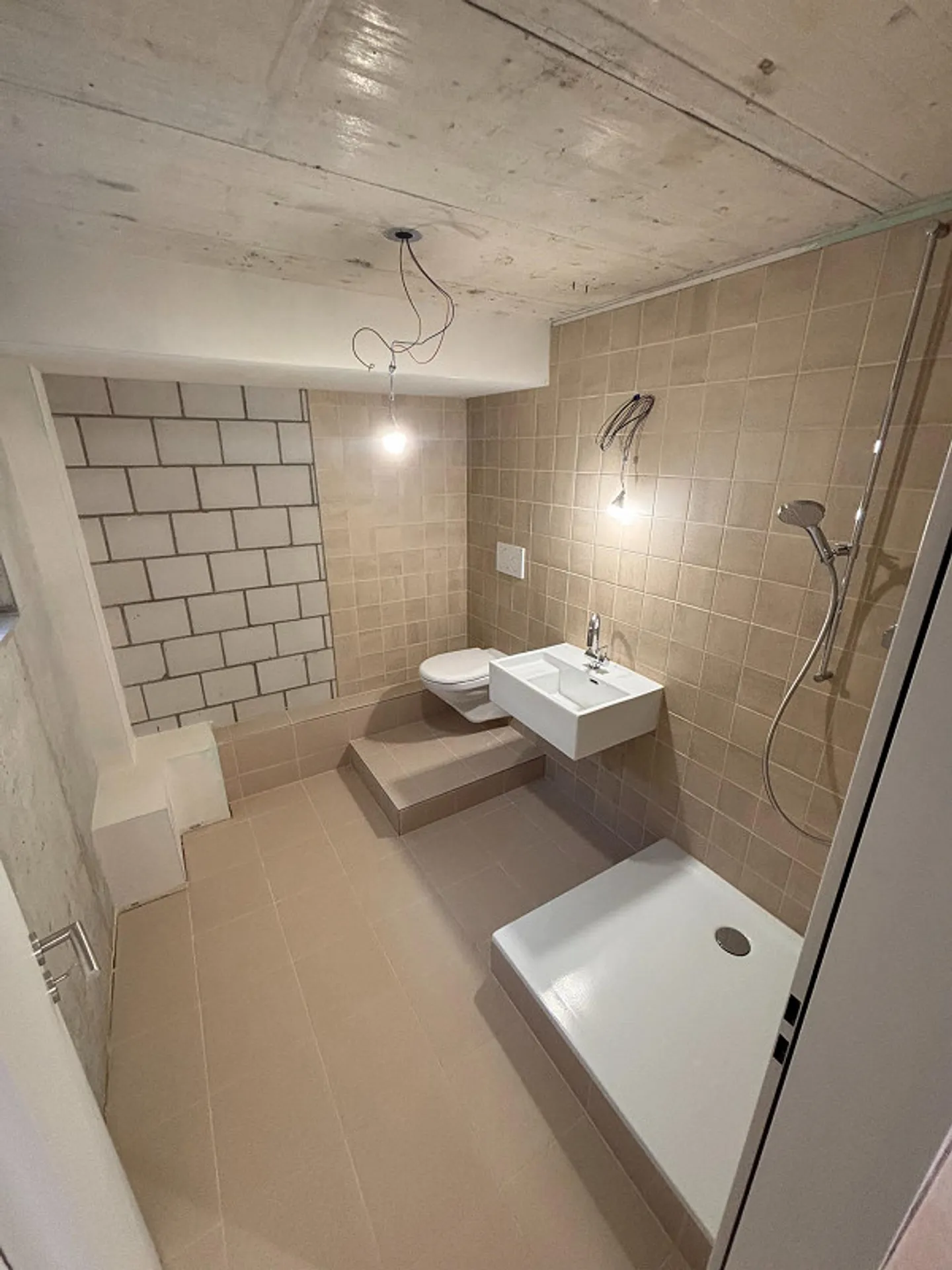 Salle de loisirs avec salle de bain à louer à Arlesheim - Photo 3 sur 4
