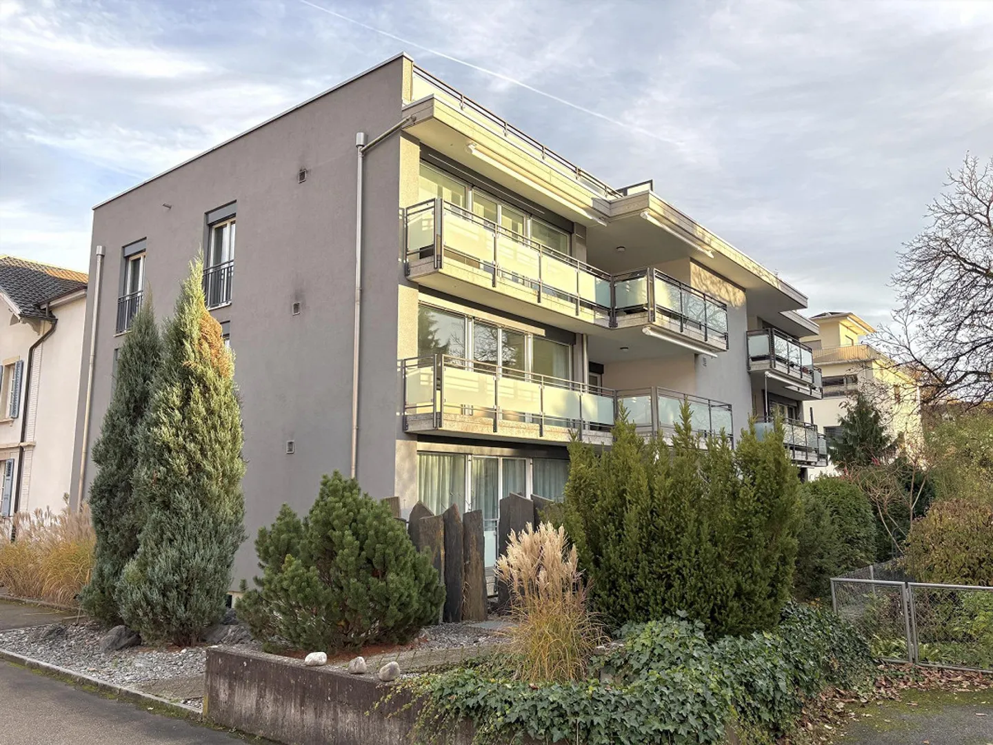Appartement attrayant de 3,5 pièces avec balcon, ascenseur et garage souterrain dans un emplacement central à Laufen - Photo 12 sur 12