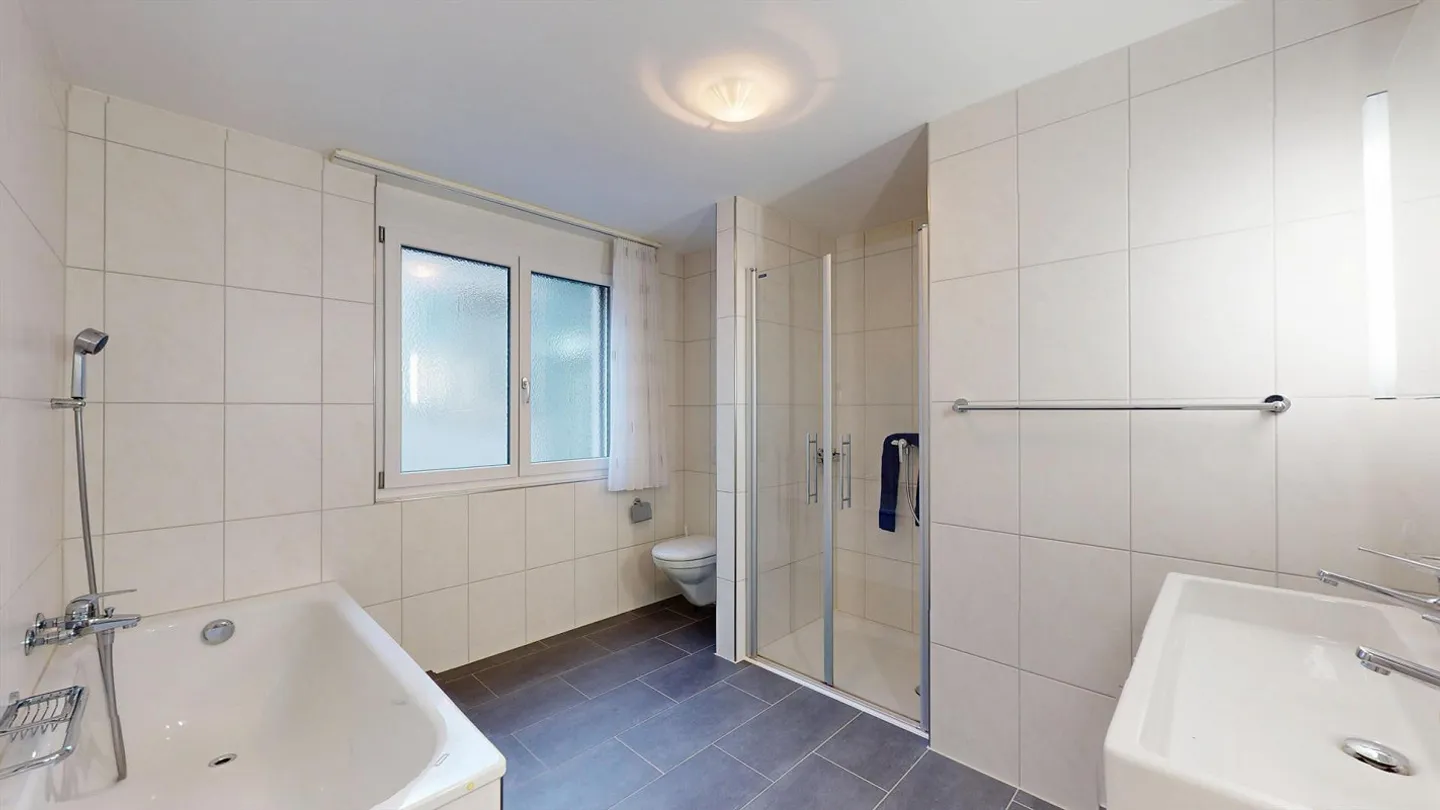 Appartement attrayant de 3,5 pièces avec balcon, ascenseur et garage souterrain dans un emplacement central à Laufen - Photo 8 sur 12