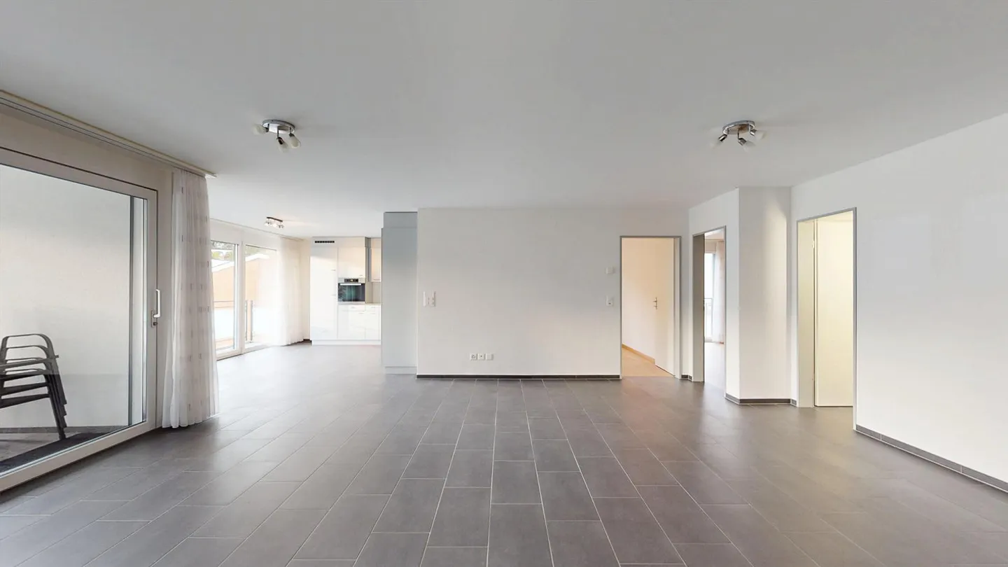 Appartement attrayant de 3,5 pièces avec balcon, ascenseur et garage souterrain dans un emplacement central à Laufen - Photo 9 sur 12