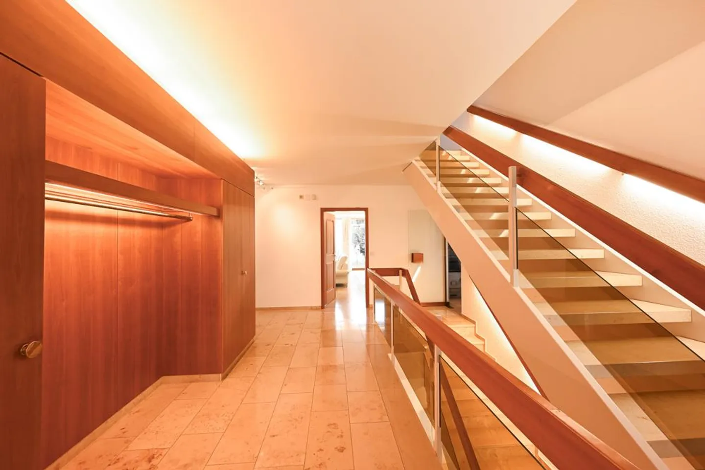 Geräumiges Einfamilienhaus mit Garten - Foto 2 von 7