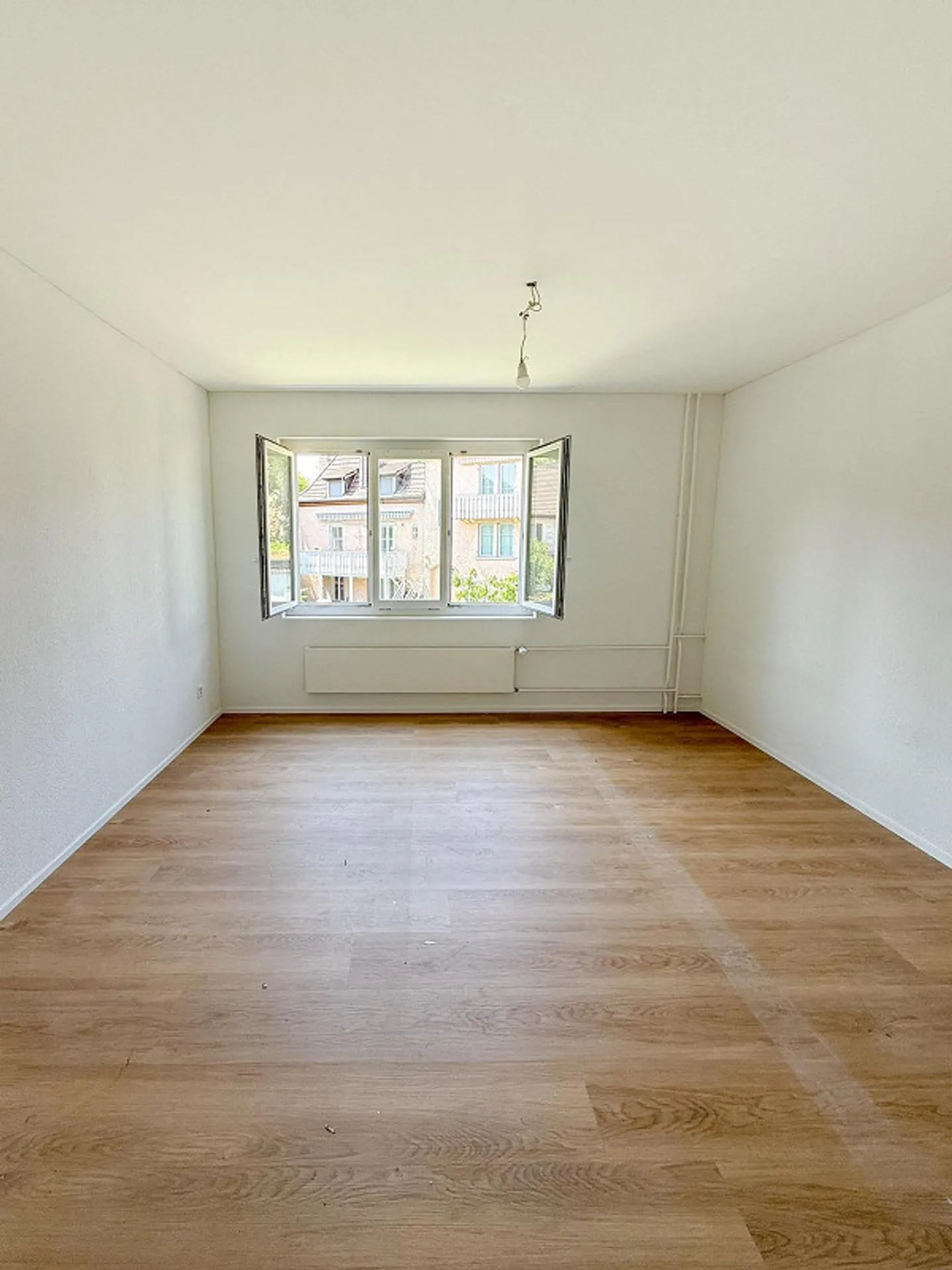 Appartamento 4 locali moderno e ristrutturato di alta qualità in una zona tranquilla - Foto 2 di 8