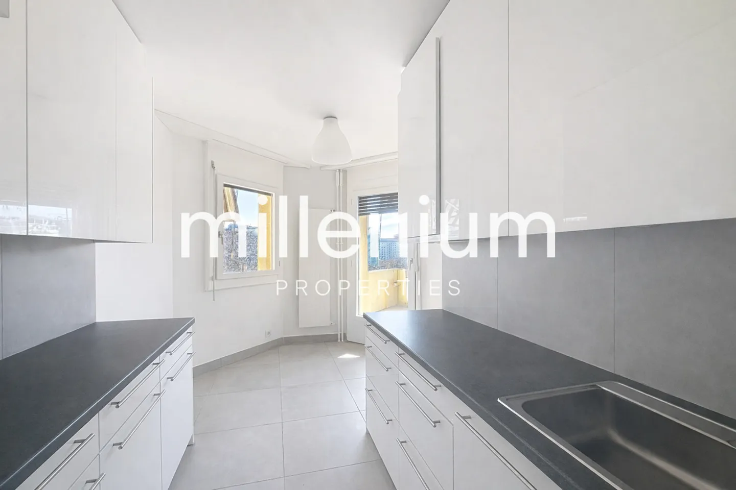 Large bright apartment in the United Nations district - Photo 4 of 8