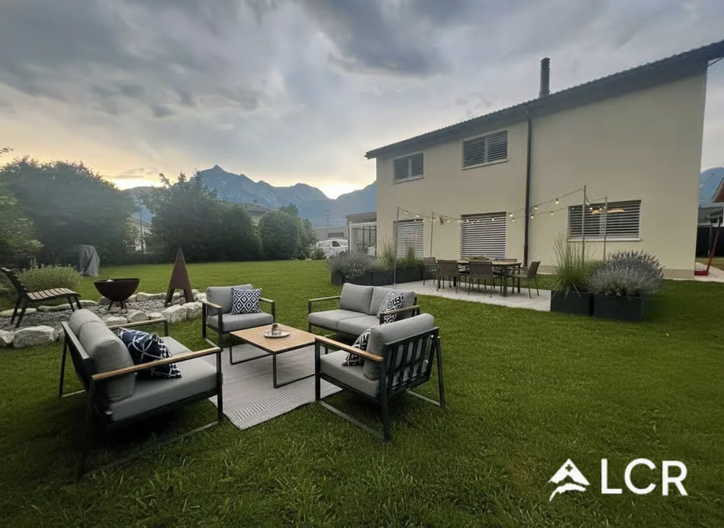 Schönes Einfamilienhaus mit 5,5 Zimmern in Aproz / 4 Schlafzimmer / 1 Büro / großer privater Garten - Foto 1 von 13