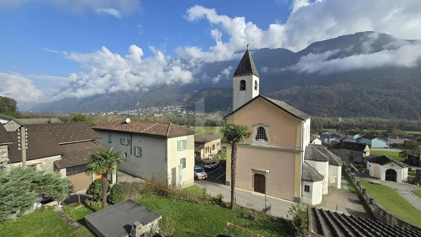 Spacious Family Home in Gnosca - Photo 4 of 6