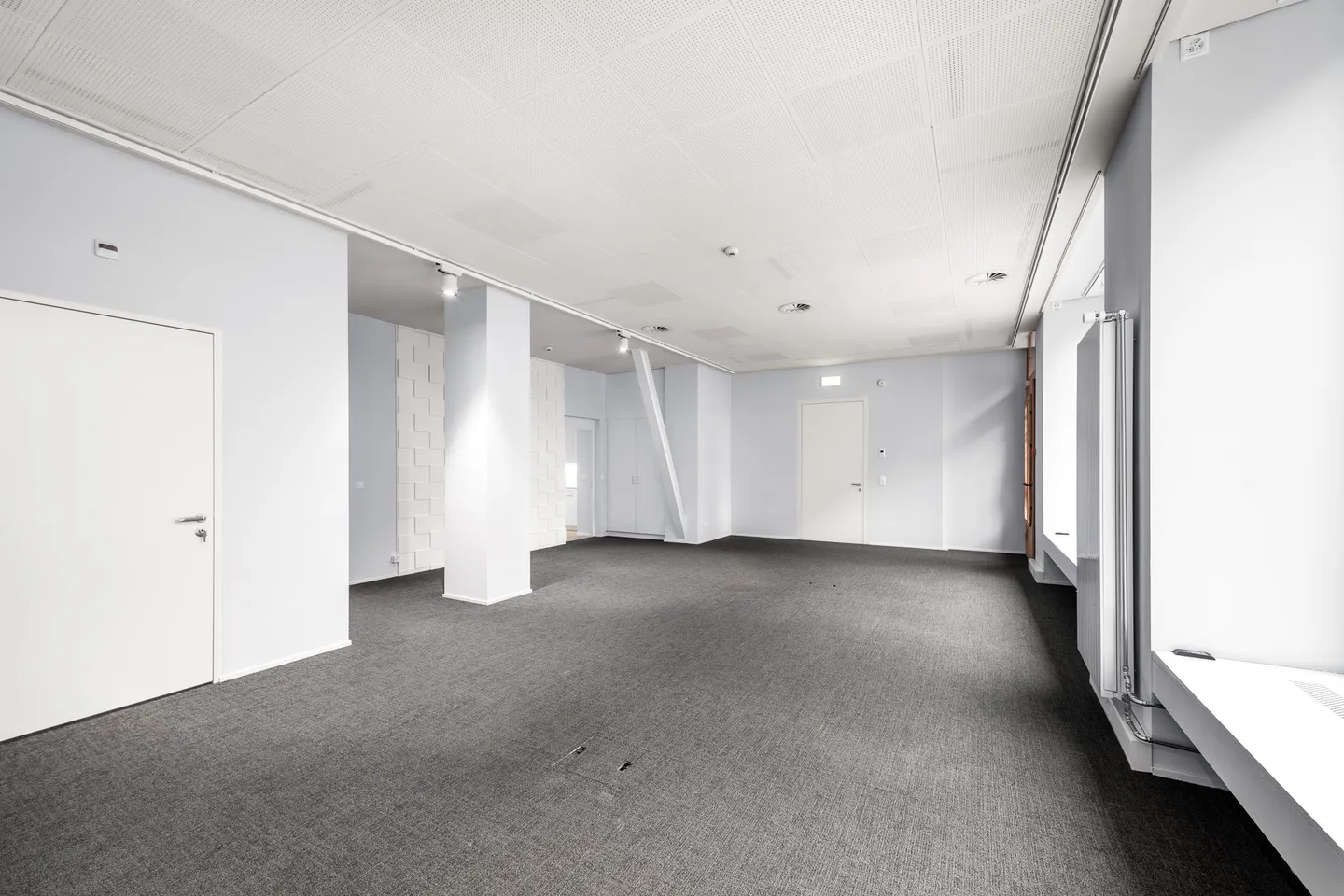 Commercial Space in Lucerne - Photo 11 of 12