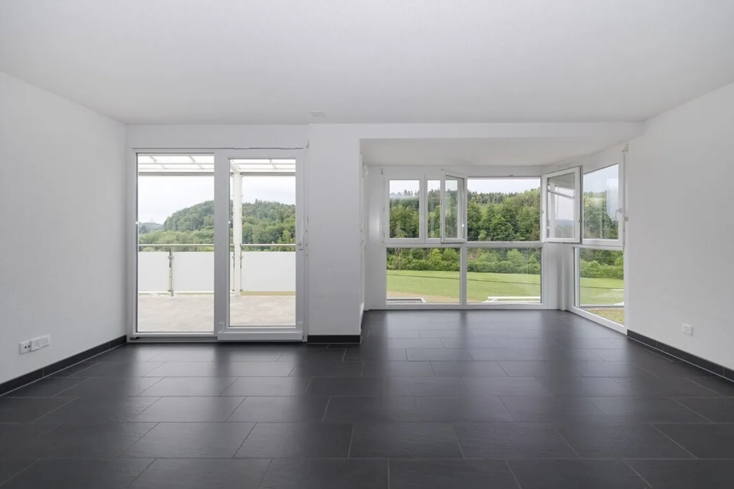 Appartamento luminoso con grande balcone soleggiato - Foto 2 di 12