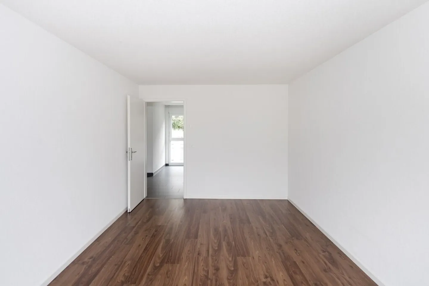 Appartamento luminoso con grande balcone soleggiato - Foto 3 di 12