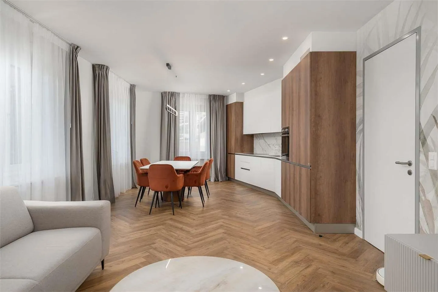 APPARTEMENT ÉLÉGANT MEUBLÉ AU CENTRE DE LUGANO - Photo 1 sur 9