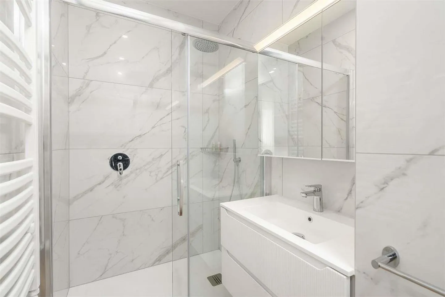 APPARTEMENT ÉLÉGANT MEUBLÉ AU CENTRE DE LUGANO - Photo 8 sur 9