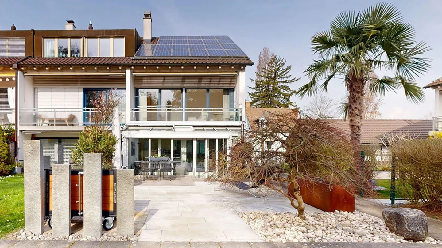 Maison de ville lumineuse de 6,5 pièces avec deux places de parking - Photo 1 sur 23