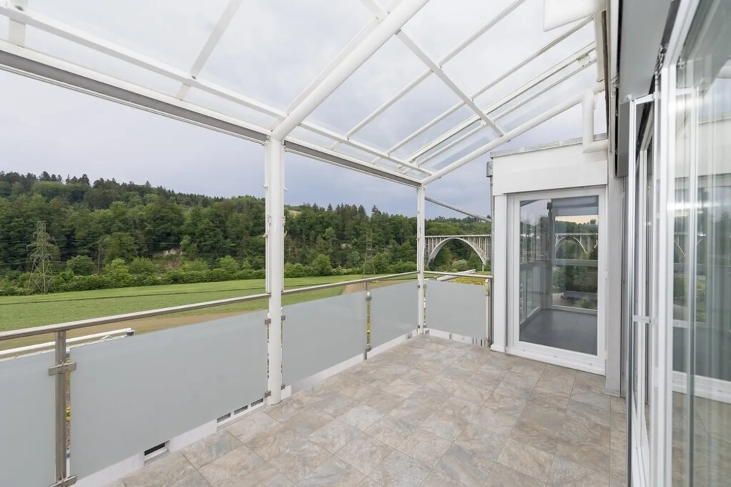 Appartamento luminoso con grande balcone soleggiato - Foto 8 di 12