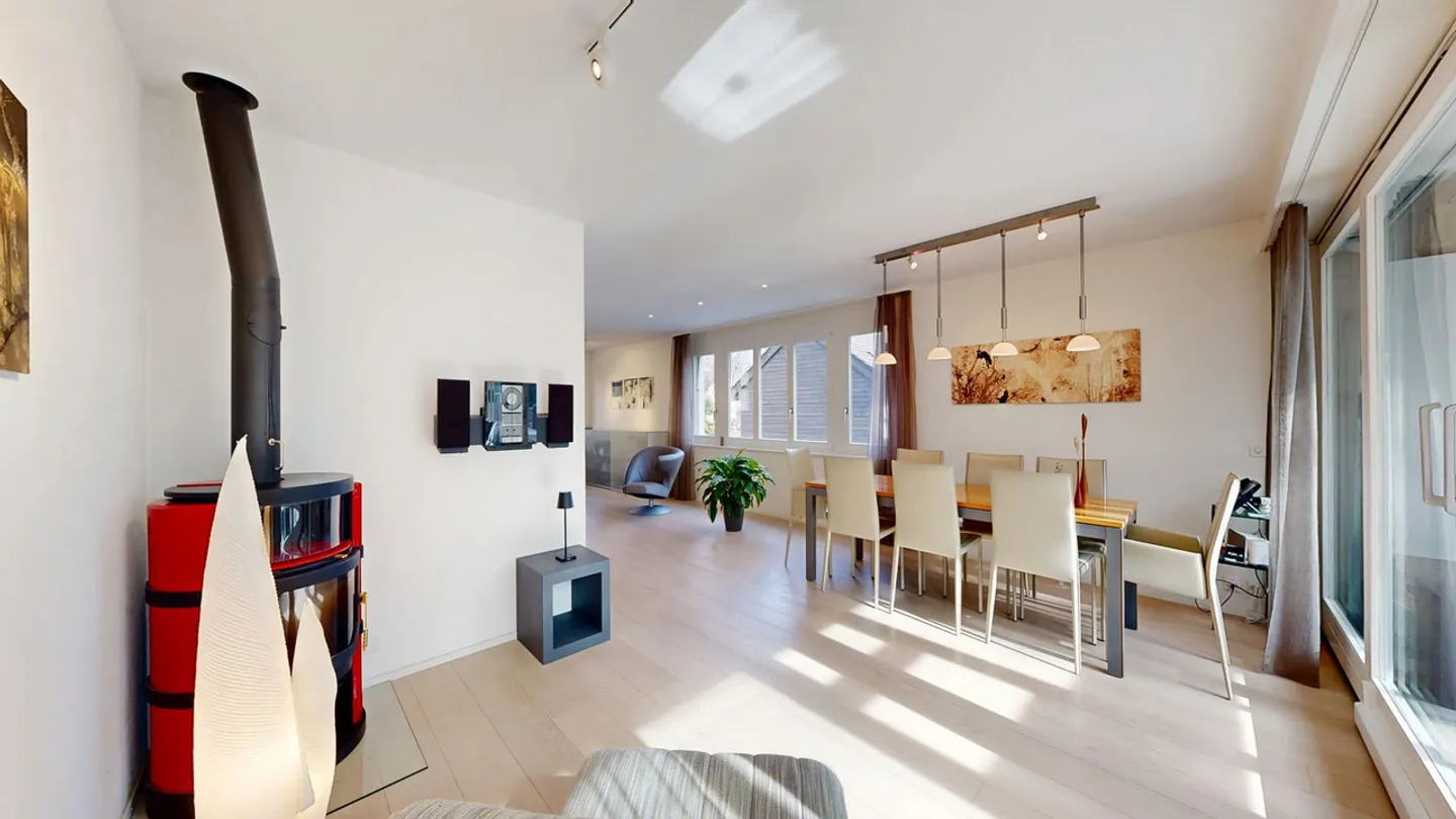 Maison de ville lumineuse de 6,5 pièces avec deux places de parking - Photo 4 sur 23