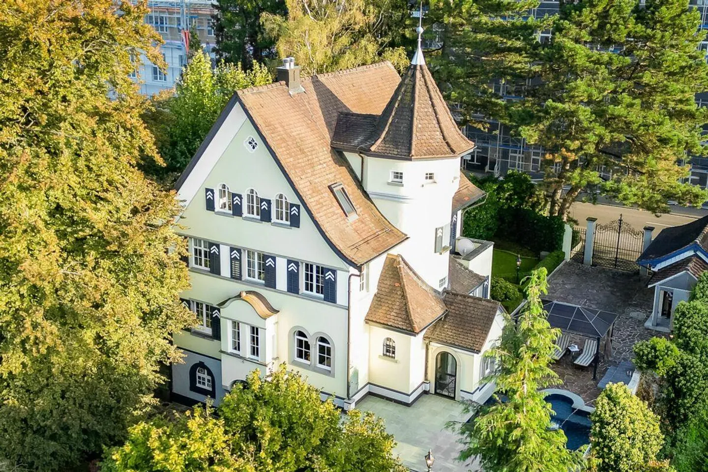 Manor Villa with 2,008 m2 Park-like Property - Photo 5 of 18