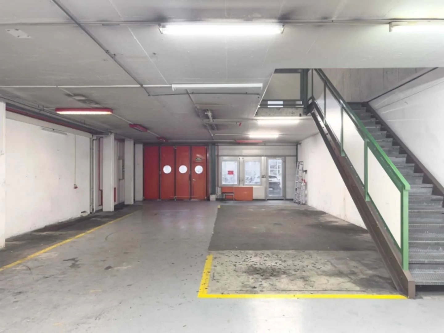 Single-Storey Workshop with Offices Carouge, Industrial/Craft Area - Photo 2 of 11