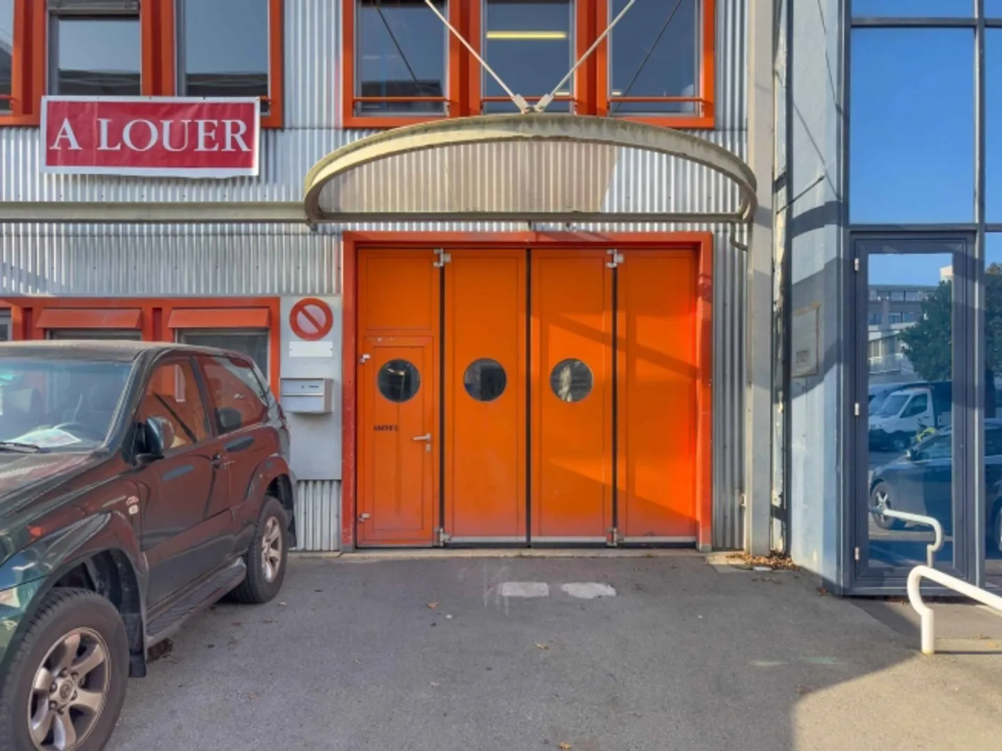 Single-Storey Workshop with Offices Carouge, Industrial/Craft Area - Photo 10 of 11