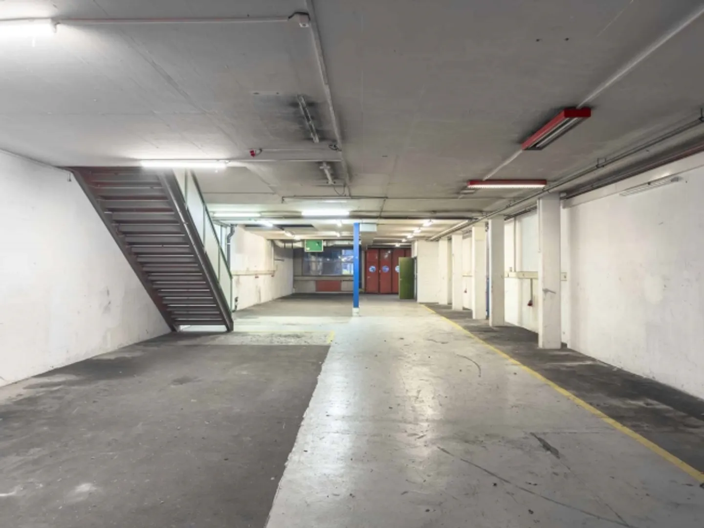 Single-Storey Workshop with Offices Carouge, Industrial/Craft Area - Photo 3 of 11