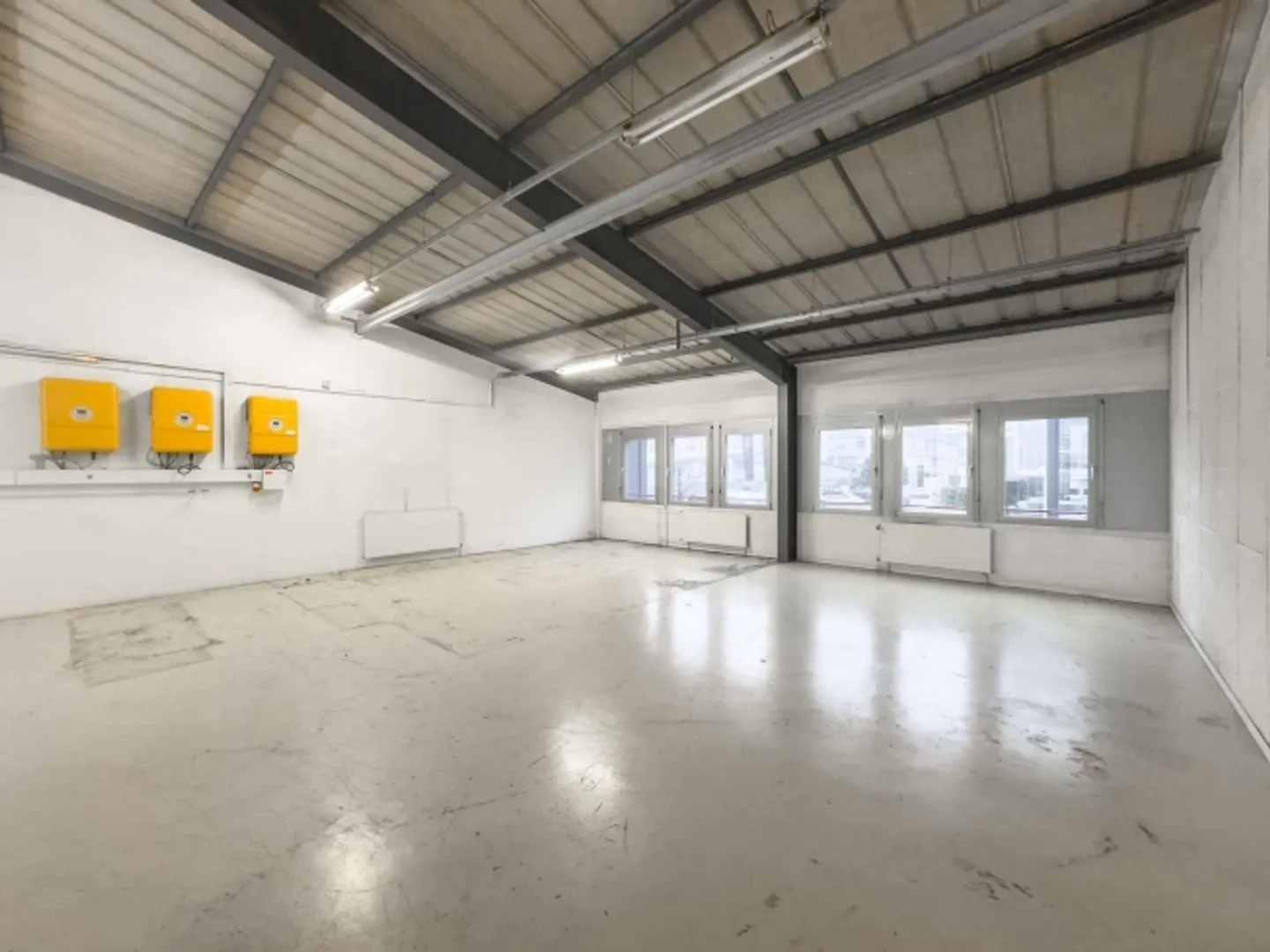 Single-Storey Workshop with Offices Carouge, Industrial/Craft Area - Photo 4 of 11