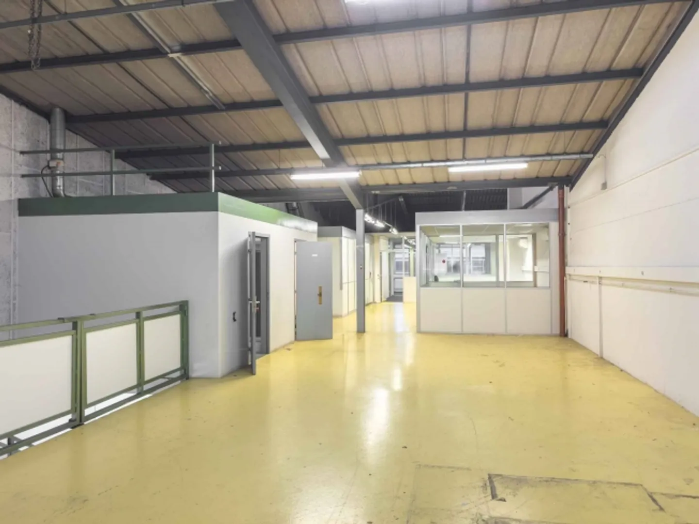 Single-Storey Workshop with Offices Carouge, Industrial/Craft Area - Photo 5 of 11