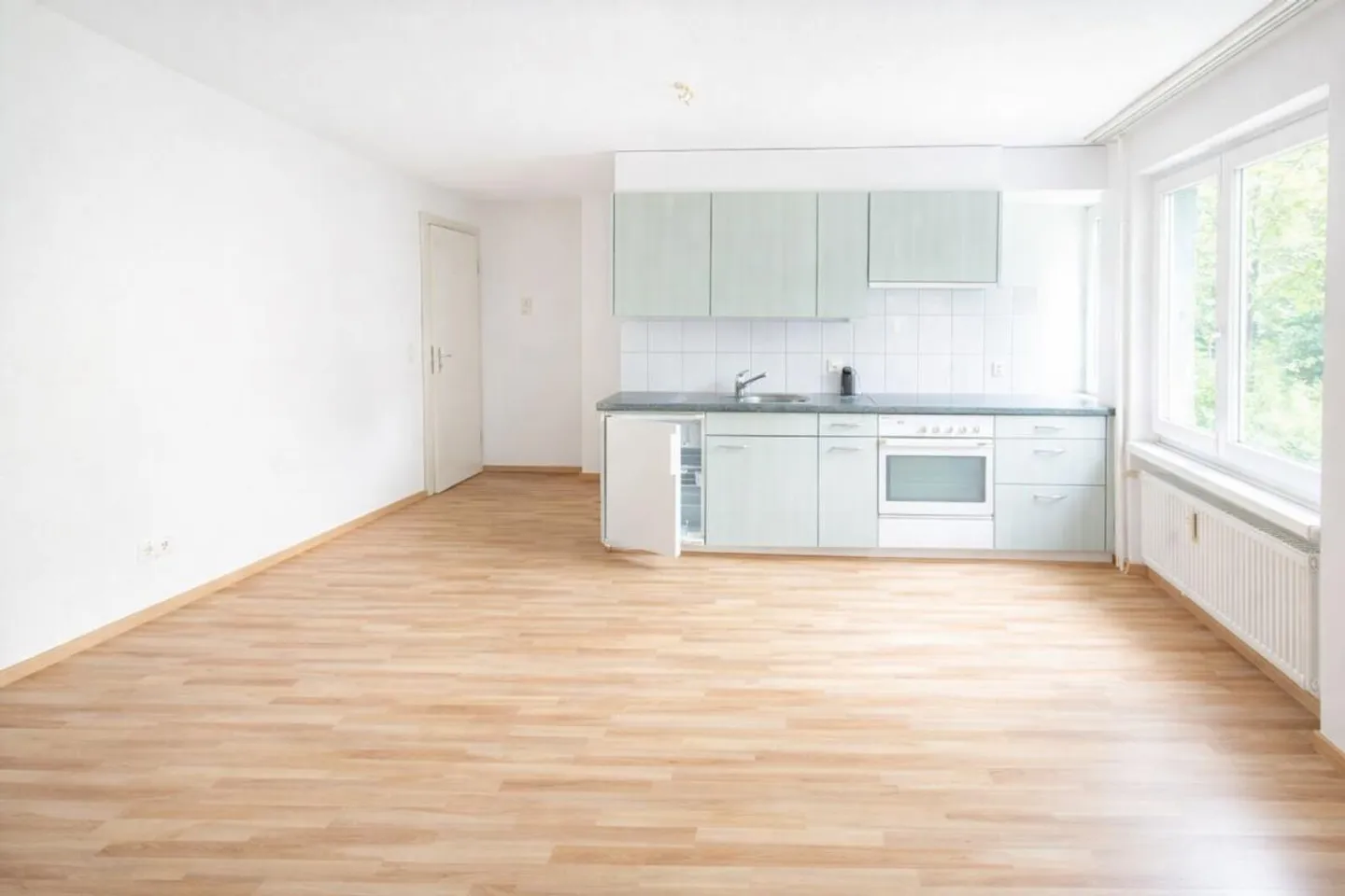 Charming Ground-Floor Apartment - Photo 2 of 8