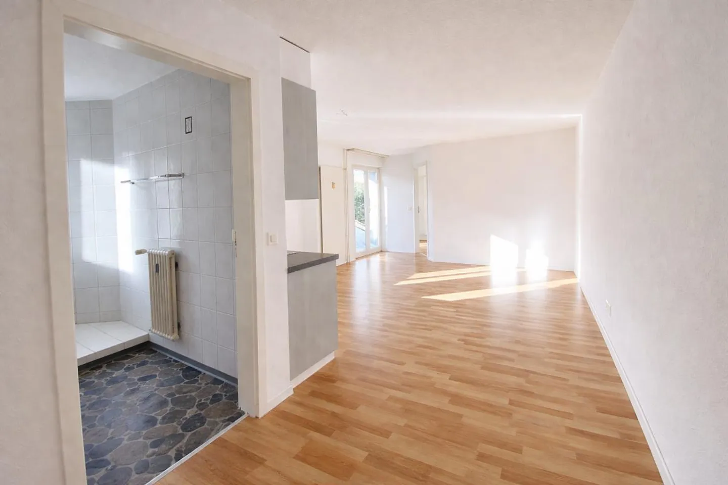 Charming Ground-Floor Apartment - Photo 5 of 8