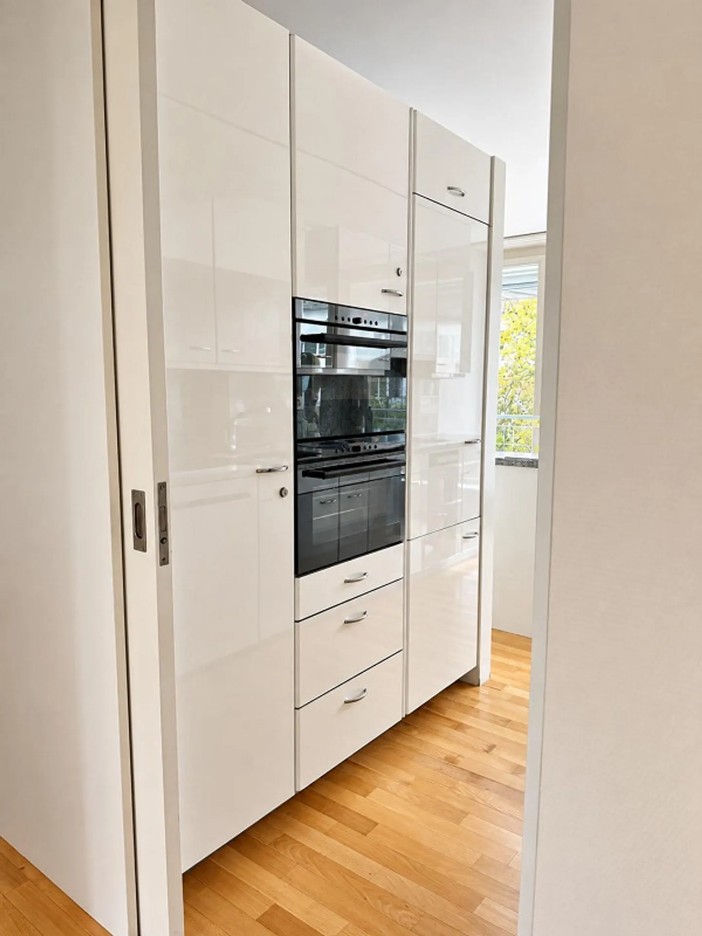 Appartement lumineux de 3,5 pièces à Meilen avec jardin d'hiver, cheminée et garage - Photo 5 sur 13