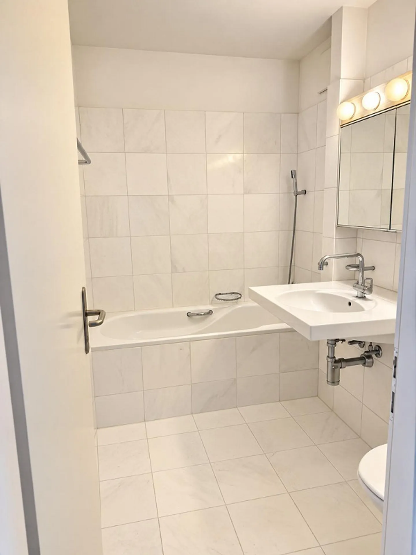 Appartement lumineux de 3,5 pièces à Meilen avec jardin d'hiver, cheminée et garage - Photo 8 sur 13