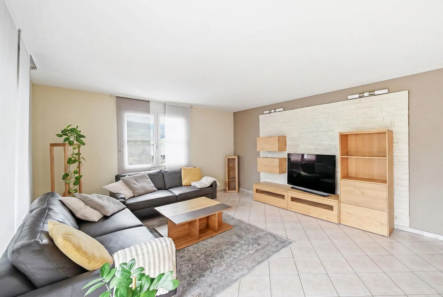 Beautiful and Well-Maintained 4.5 Room Apartment in the Center - Photo 2 of 5