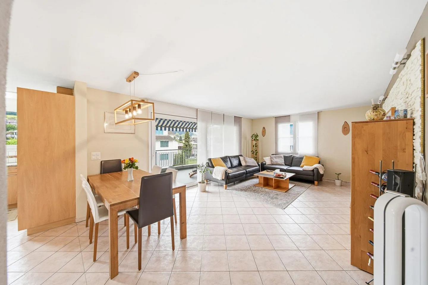 Beautiful and Well-Maintained 4.5 Room Apartment in the Center - Photo 4 of 5