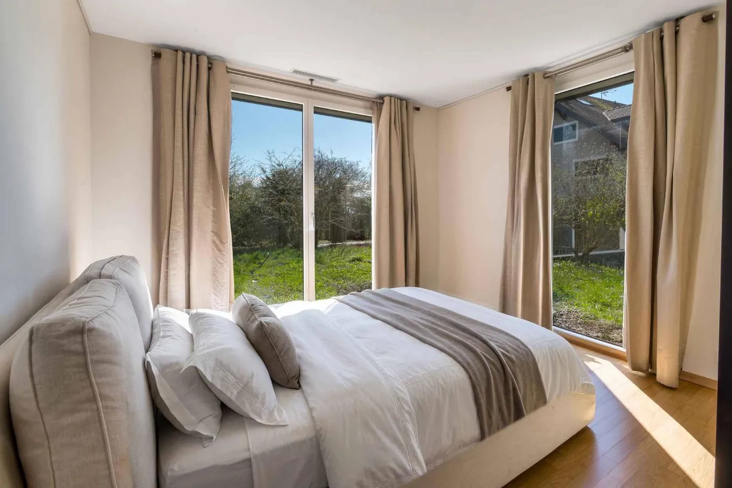 Spacious Duplex Apartment - Photo 9 of 13