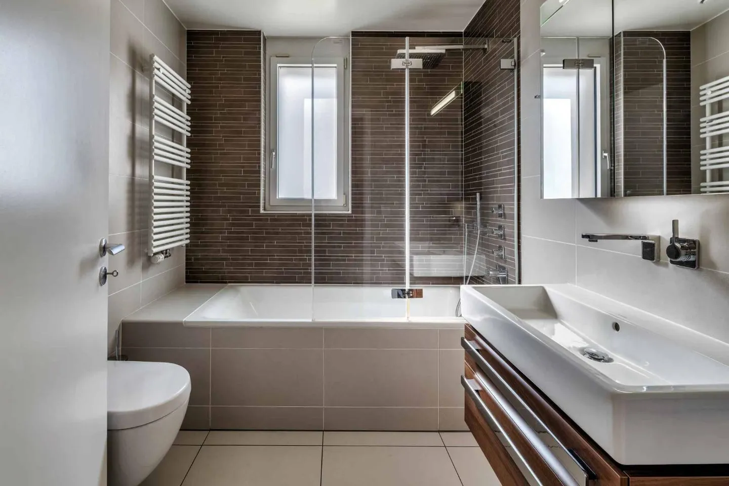 Spacious Duplex Apartment - Photo 10 of 13