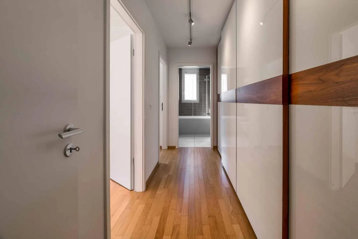 Spacious Duplex Apartment - Photo 11 of 13