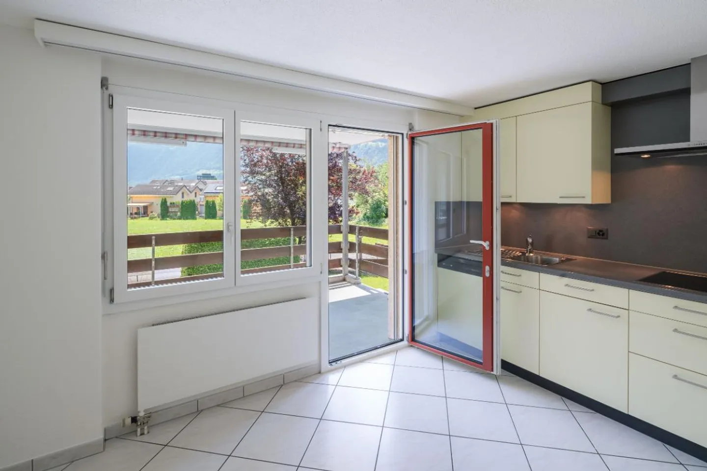 Bright & move-in ready apartment with a view - Photo 3 of 5