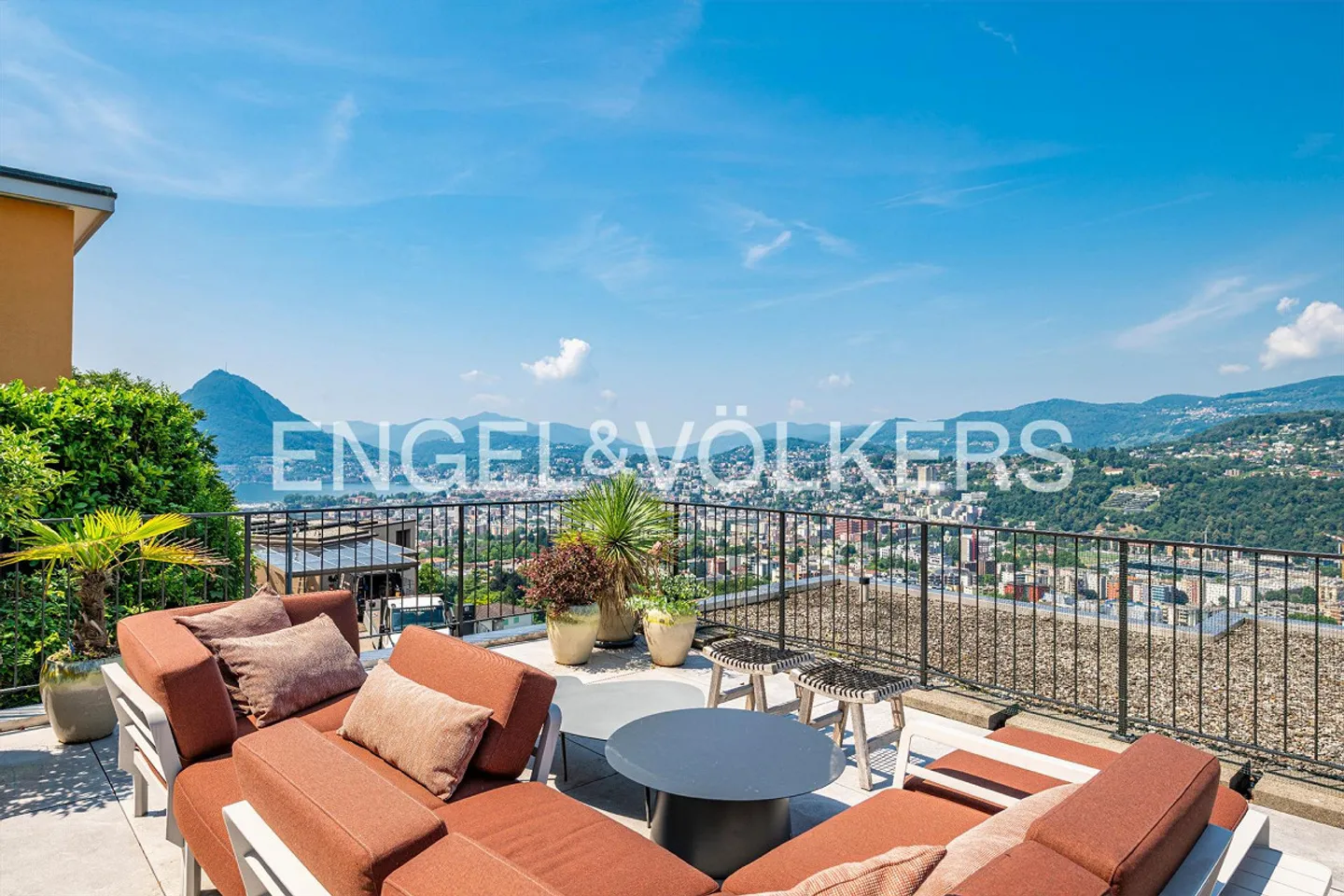 Prächtige Reihenhausvilla mit Seeblick - Foto 1 von 11