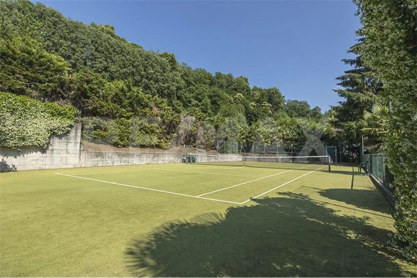 High-value villa with park and tennis court - Photo 12 of 12