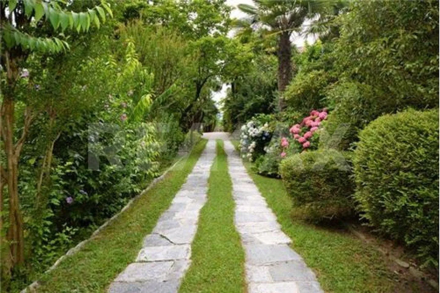 High-value villa with park and tennis court - Photo 11 of 12