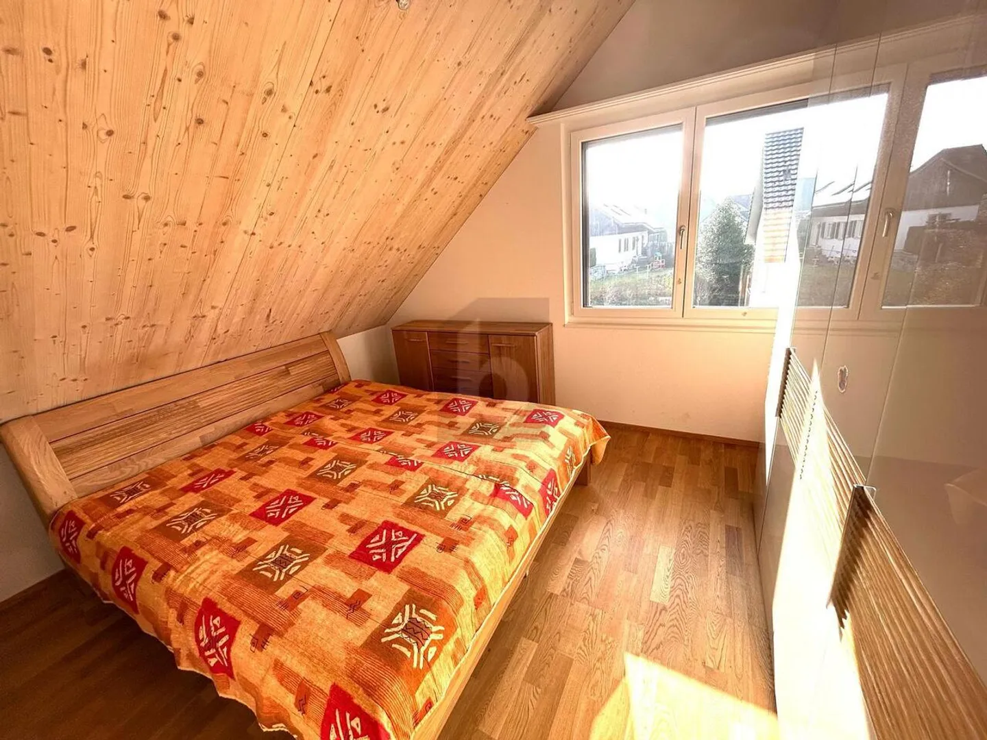 Stilvolle Attika mit einzigartiger Wärme - Foto 5 von 6