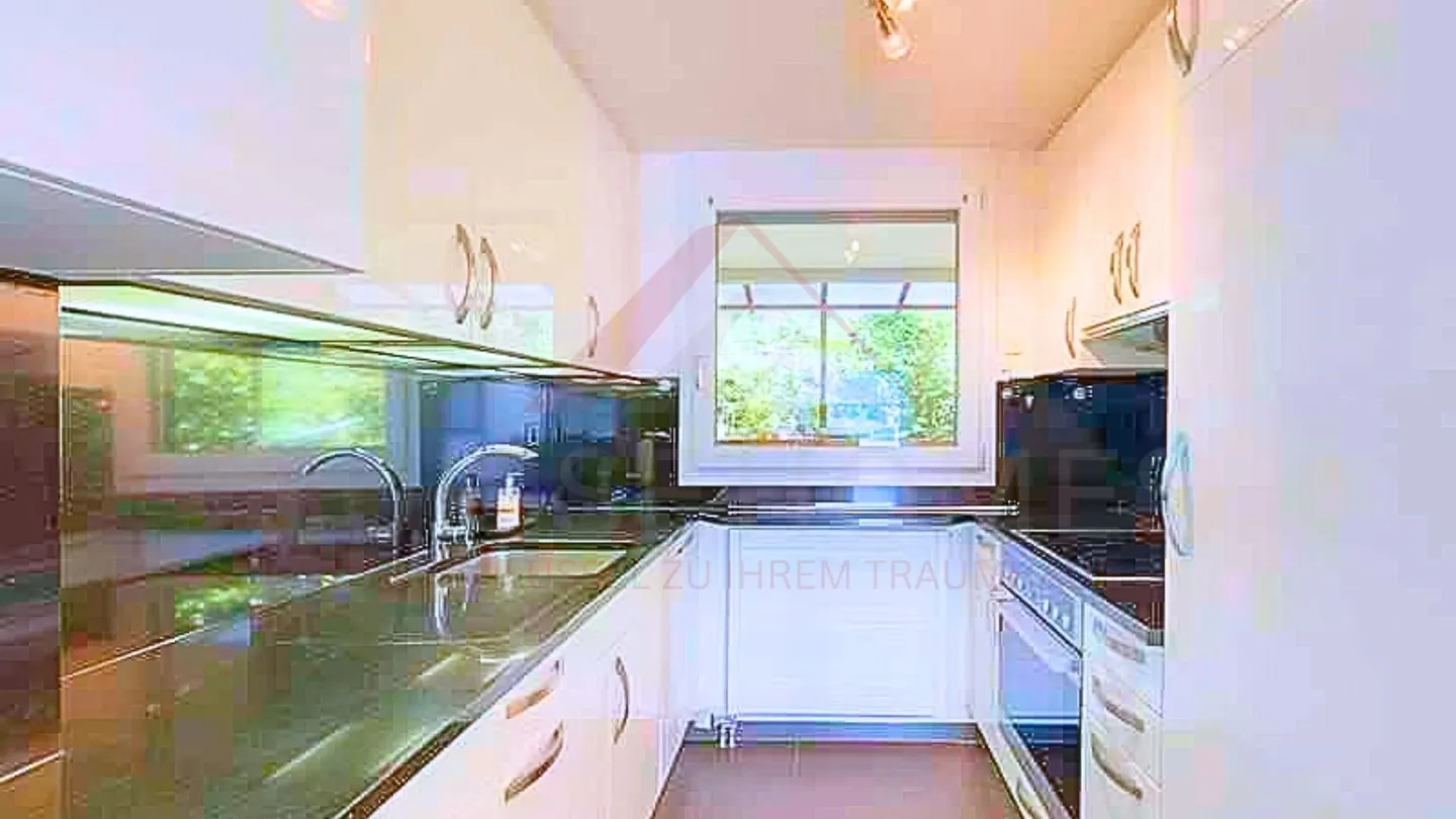 Spacious Maisonette Apartment on the 6th Floor with Unobstructed View - Photo 6 of 12