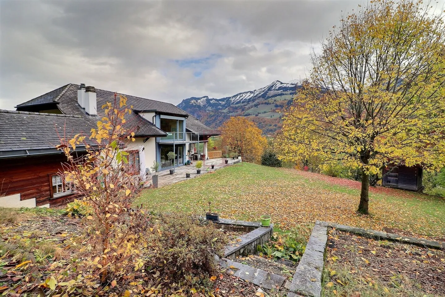 Stunning 7.5 Room Detached House - Large Garden - Photo 8 of 10