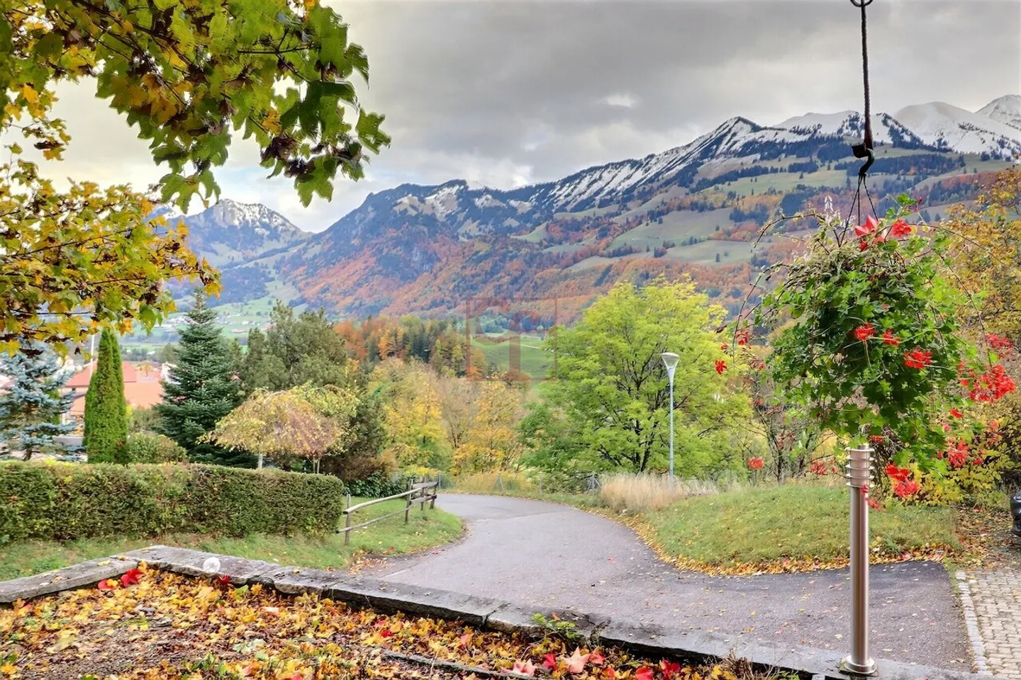 Stunning 7.5 Room Detached House - Large Garden - Photo 9 of 10