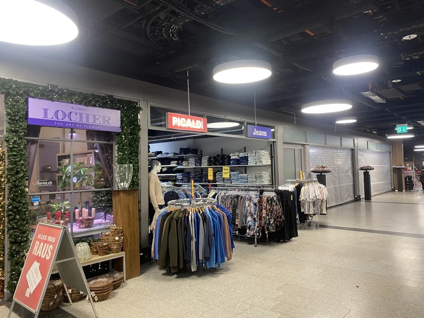 Attractive Retail Spaces in Shopping Center Shopping Seen, Winterthur - Photo 5 of 7