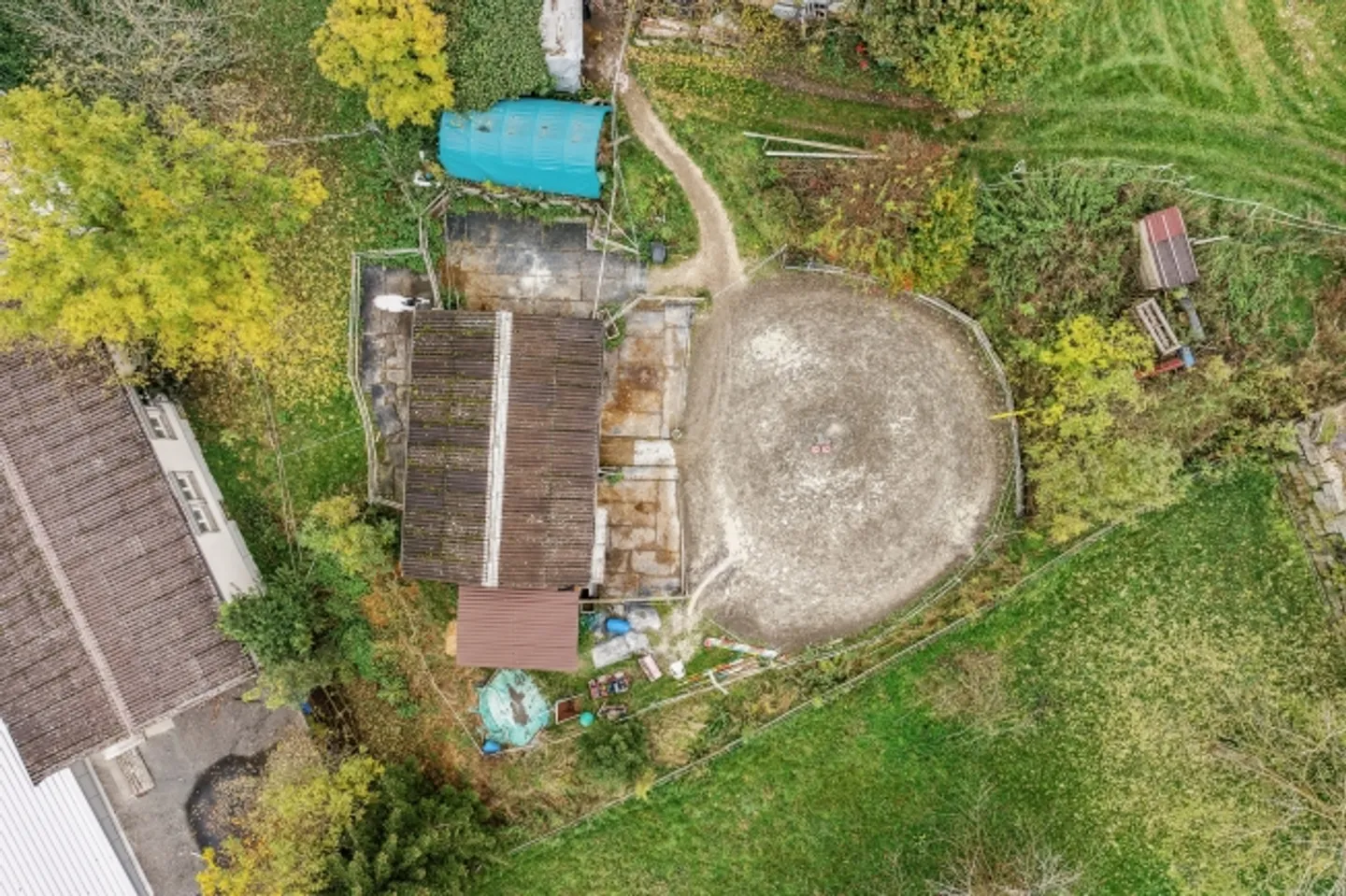 «Mehrfamilienhaus mit zwei 4.5 Zimmer Wohnungen (renovationsbedürftig) und Entwicklungspotenzial» - Foto 1 von 9
