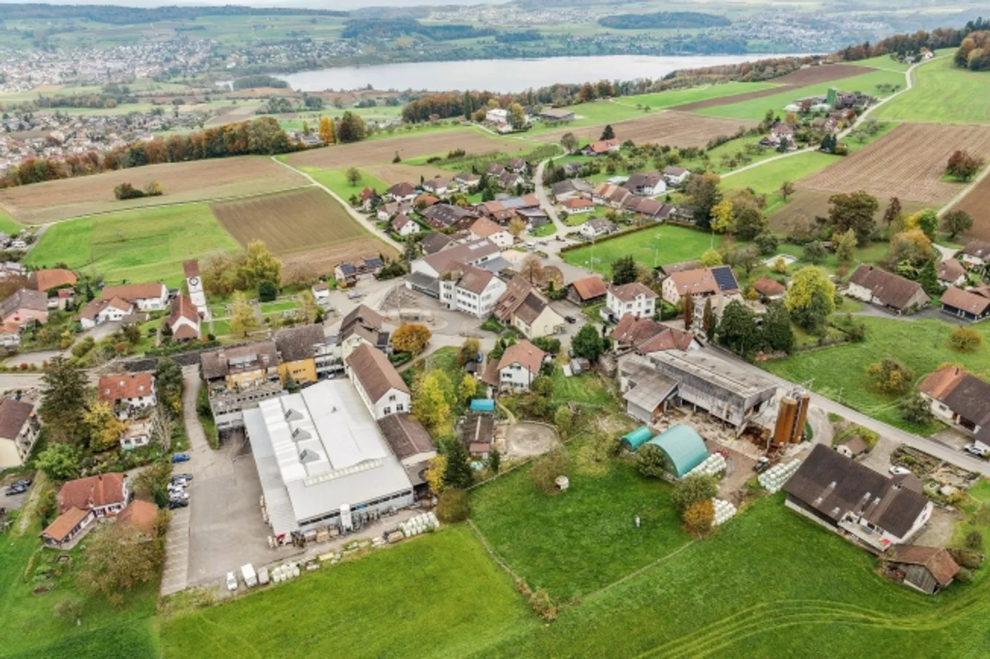 «Mehrfamilienhaus mit zwei 4.5 Zimmer Wohnungen (renovationsbedürftig) und Entwicklungspotenzial» - Foto 4 von 9