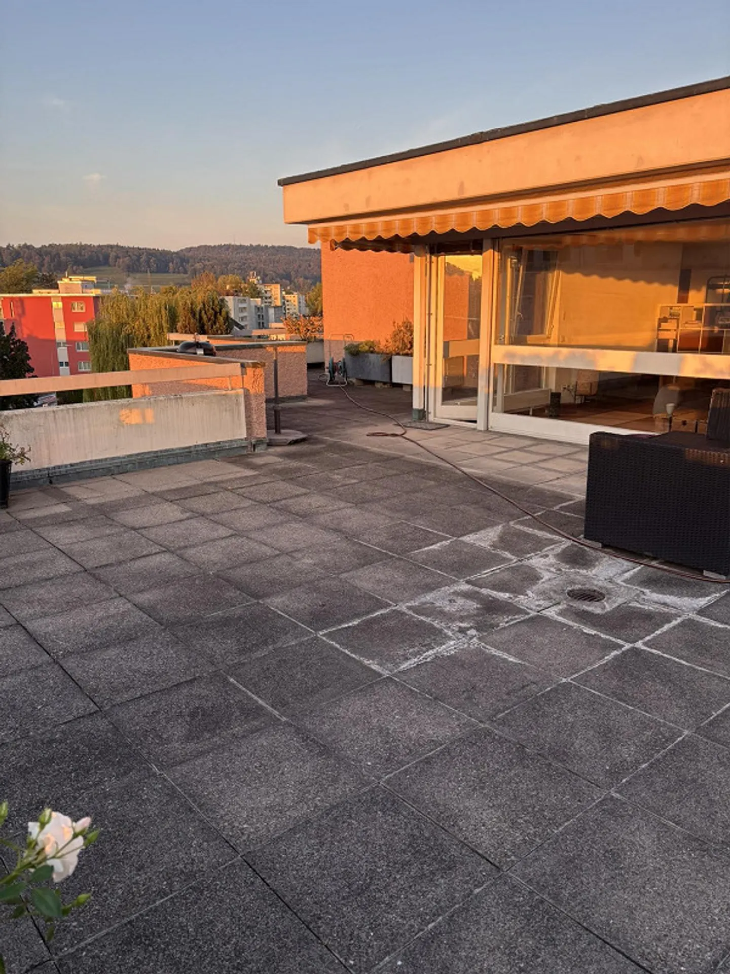 Appartement en attique de 3,5 pièces avec terrasse entourant de 80 m² à louer - Photo 2 sur 10